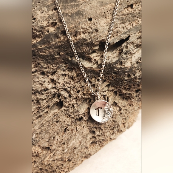 NWOT Lia Sophia "R" initial necklace - Picture 5 of 6